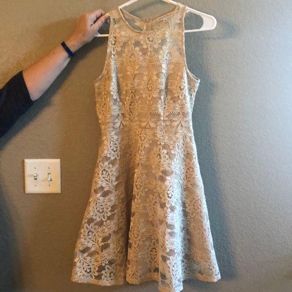Spirit of Grace Lace Sleeveless dress - Picture 2 of 3